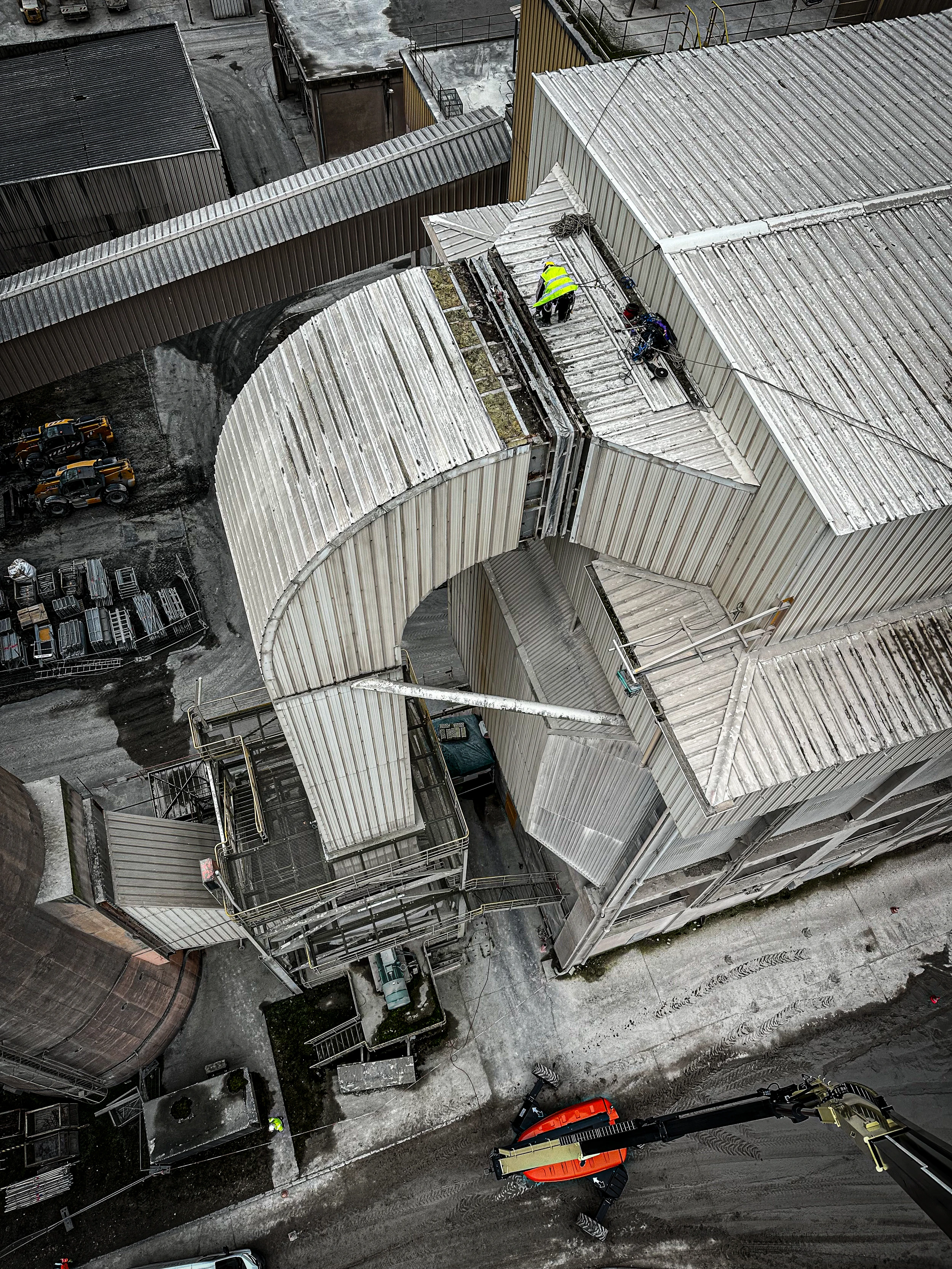 Intervention de cordistes MS Access pour diviser pour mieux régner chez SH INDUSTRIE à Bussac-Forêt (industrie) – 2